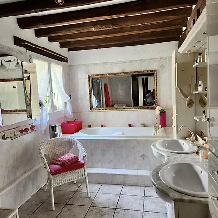 Holiday home Maison Normande Avec Piscine Chauffee Privee La Croupte