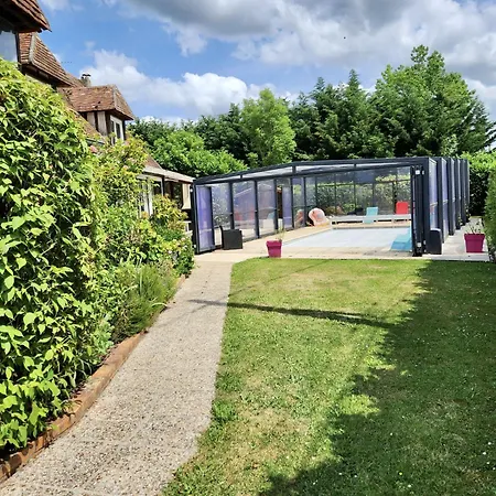 Holiday home Maison Normande Avec Piscine Chauffee Privee La Croupte